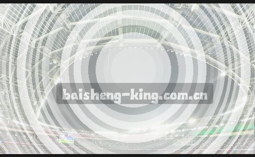 捧书静读的少年，侧脸映着午后的光影。